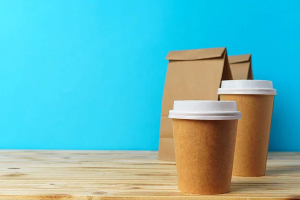 Бумажные пакеты с контейнерами для еды и кофе на вынос — стоковое фото