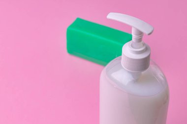 El antiseptik dezenfeksiyon, pembe kağıtta sabun..