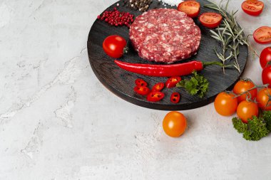 Masada baharat ve domatesli taze ev yapımı pirzola.