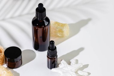 Yaratıcı gölgeli beyaz arka planda cilt ürünleri konteynerleri