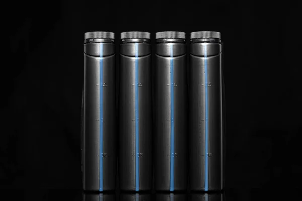 Bottiglia di olio motore su sfondo nero, primo piano. — Foto Stock
