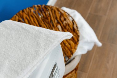 Çamaşır makinesi ve mavi duvar arkaplanı.