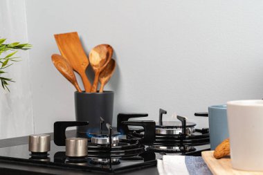 Mutfakta yanan gaz ocağı ocağı.