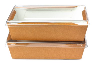 Beyaz arka planda şeffaf kapaklı yiyecek kutusu