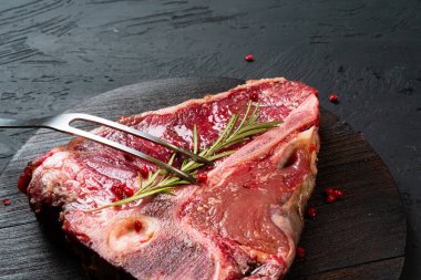 Biberiyeli çiğ biftek, biber. Pişirmeye hazır.