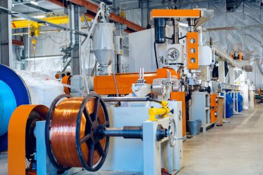 Yeni elektrik kablosu üreten fabrikanın içinde. Kablo üretimi.