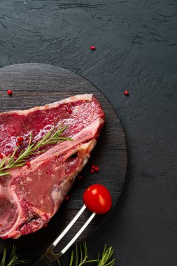 Biberiyeli çiğ biftek, biber. Pişirmeye hazır.