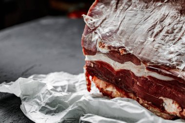 Koyu yeşil masada pişmiş çiğ biftek..