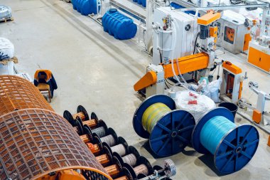 Yeni elektrik kablosu üreten fabrikanın içinde. Kablo üretimi.