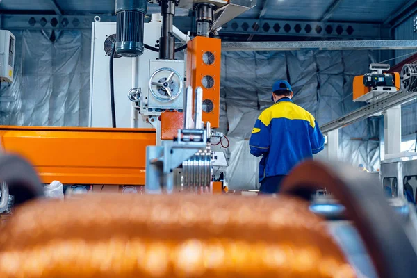 Produção de fio de cobre, cabo em bobinas na fábrica. Fábrica de cabos . — Fotografia de Stock