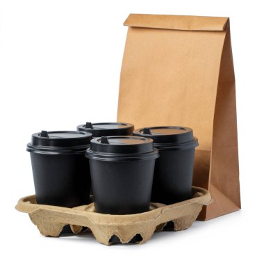 Kağıt torba ve kahve, beyaz arka planda fincanlar.