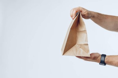 Kurye elleri paketlenmiş yiyecek dağıtımı yapıyor.