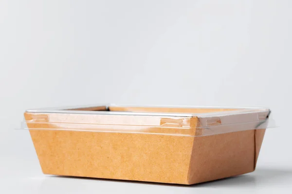 Створення одноразової коробки з пластиковою обкладинкою на сірому фоні, простір для копіювання — стокове фото