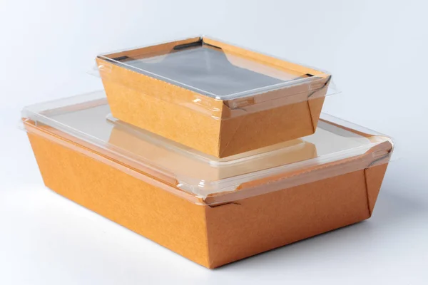 Картонна коричнева коробка для їжі ізольована на білому тлі — стокове фото