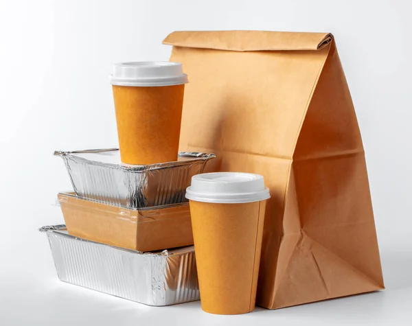 Sett av resirkulerbar emballasje for næringsmidler på hvit bakgrunn – stockfoto