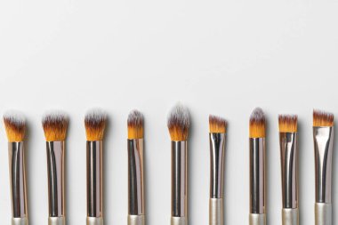 Makyaj fırçaları beyaz arkaplanda izole edilmiş, kapat