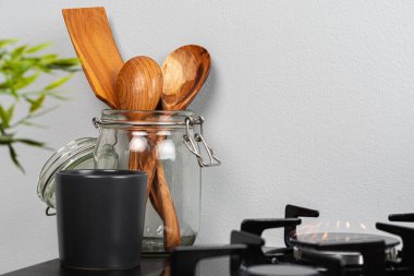 Mutfakta yanan gaz ocağı ocağı.