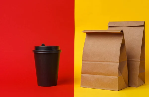 Xícaras de café e pacote de comida takeaway. Refeição de retirada — Fotografia de Stock