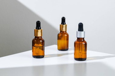 Yağlı cilt nemlendirici pipetli kahverengi cam kavanoz