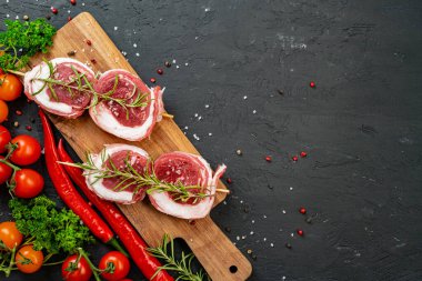 Koyu ahşap masada çiğ biftek.