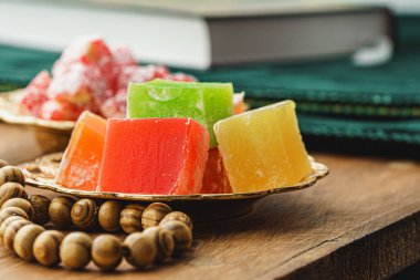 Türk tatlıları metal bir doğu tabağında