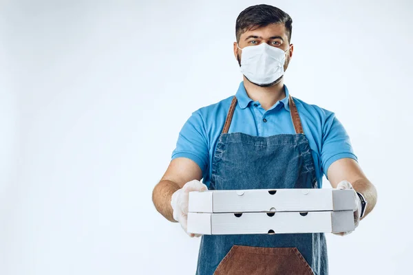 Pizzaleverantör i medicinska handskar och mask. Säker service vid utbrott av coronavirus covid-19 — Stockfoto