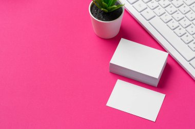 Ofis masasında malzeme ve klavye olan boş kartvizitler..