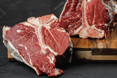 Koyu yeşil masada pişmiş çiğ biftek..