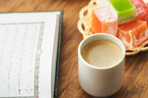 Koffiekopje met oosterse zoetigheden op houten tafel — Stockfoto