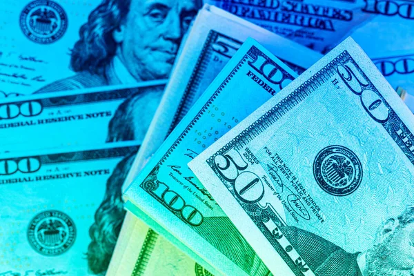 Dinheiro fundo de dólares em luz de néon, close-up — Fotografia de Stock