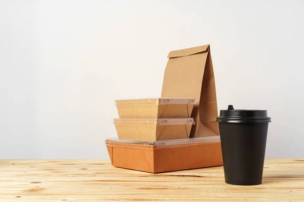 Χαρτοσακούλες με take away κύπελλα τροφίμων και καφέ δοχεία — Φωτογραφία Αρχείου