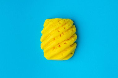 Mavi arka planda el yıkama sabunu..