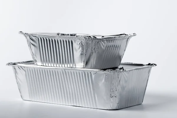 Foil κουτί τροφίμων με takeaway γεύμα σε λευκό φόντο — Φωτογραφία Αρχείου