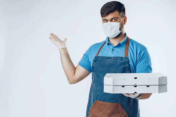 Pizzaleverantör i medicinska handskar och mask. Säker service vid utbrott av coronavirus covid-19 — Stockfoto