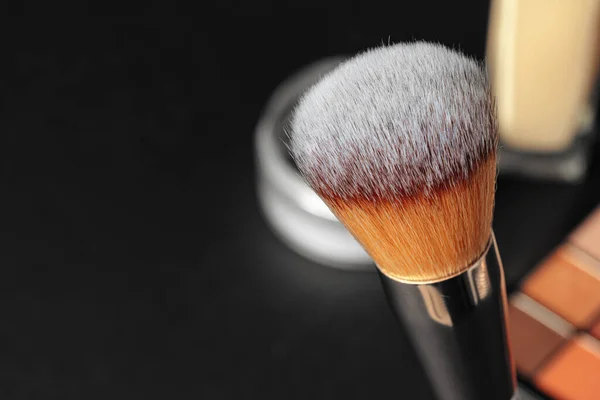 Cepillos y herramientas de maquillaje profesional, productos de maquillaje establecidos en mesa oscura — Foto de Stock