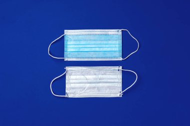 Mavi arka planda tıbbi yüz maskesi. Coronavirus önleme kavramı
