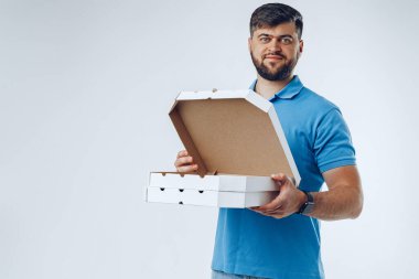 Gri arkaplanı olan yemek teslimatı kuryesi.