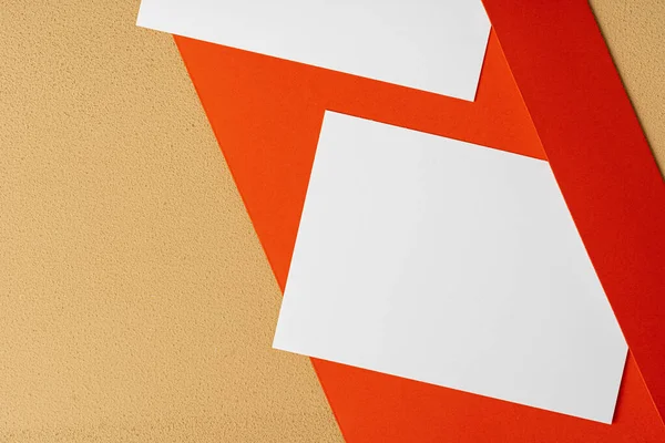 Papel de marca en blanco y rojo sobre fondo beige — Foto de Stock