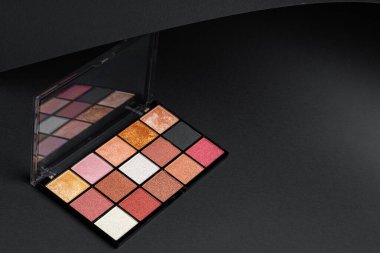 Koyu arkaplanda renkli profesyonel kozmetik palet