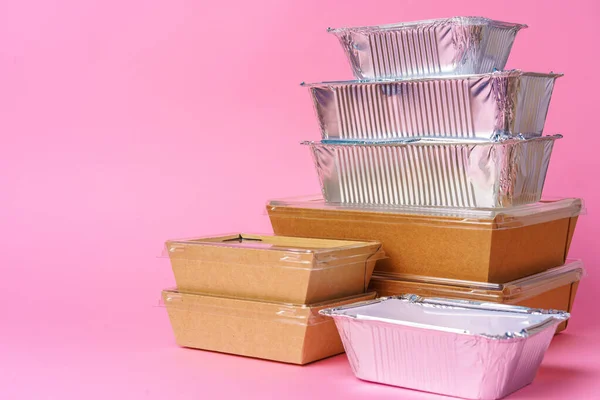 Diversi contenitori per cibo da asporto. Consegna di cibo — Foto Stock