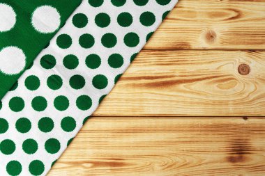 Mutfak havlusu ya da tahta masanın üzerindeki peçete..