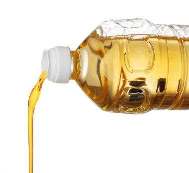 Beyaz arka planda izole edilmiş bir şişede yemek pişirmek için yağ dökülüyor..