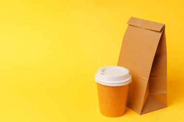 Paket yemek konsepti. Kahve fincanının içinde biraz yiyecek var.