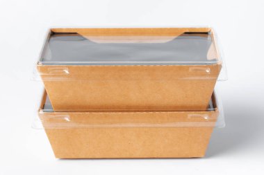 Karton kahverengi yiyecek paketi beyaz arka planda izole edildi