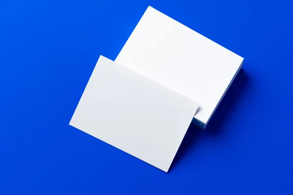 Λευκά λευκά επαγγελματικές κάρτες σε κλασικό μπλε φόντο — Φωτογραφία Αρχείου
