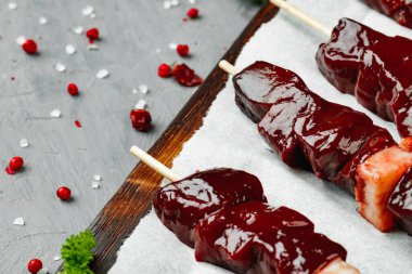 Tahtadaki şişler üzerinde çiğ ciğer kebabı.