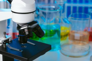 Mikroskoplu bilim laboratuarı ve numuneli test tüpleri, fotoğrafı kapatın.