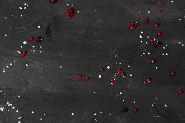 Dağınık baharatlı siyah taş arka plan, üst görünüm