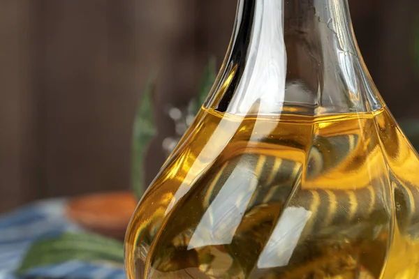 Garrafa de azeite na mesa de madeira, close-up . — Fotografia de Stock