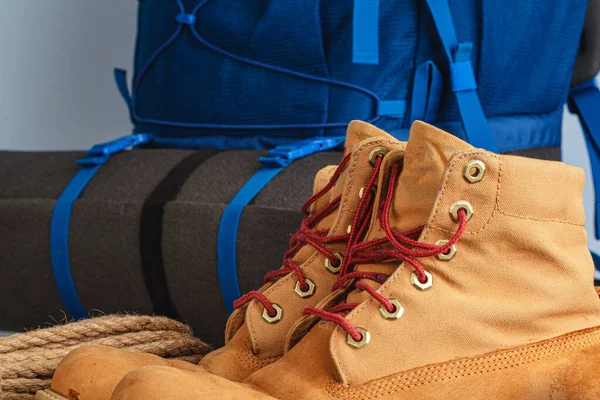 Blå ryggsäck och vandringskängor. Fjällutrustning på nära håll — Stockfoto
